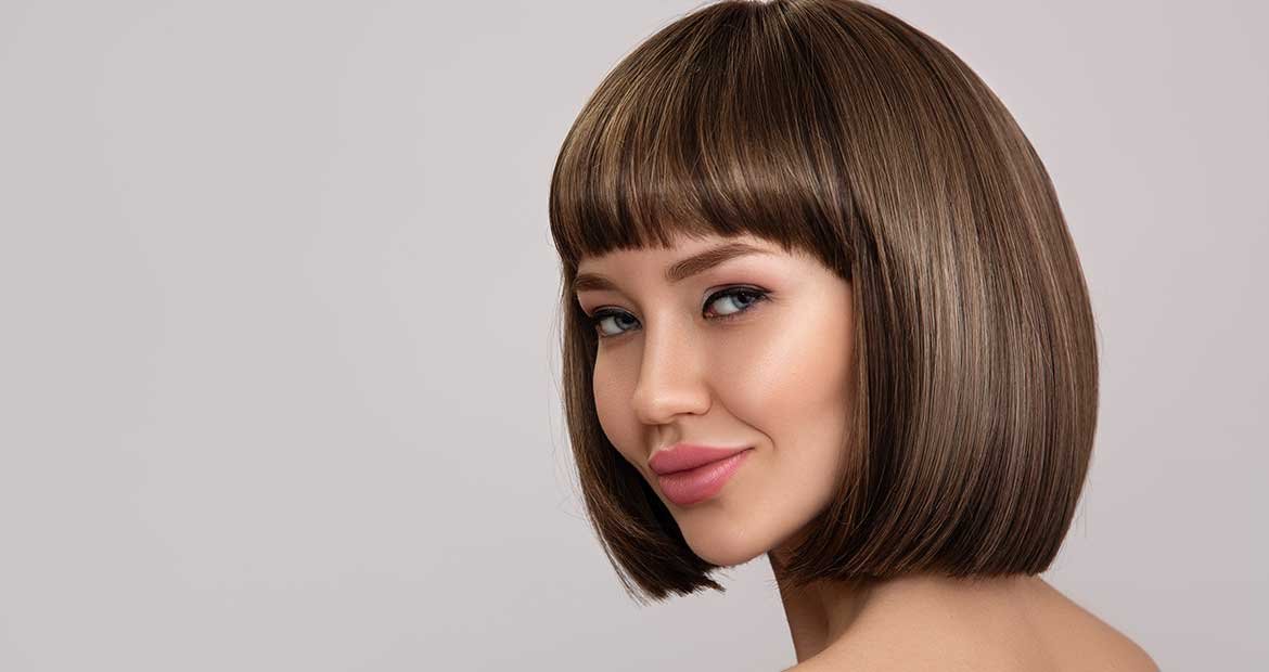 Mulher com cabelo curto e castanho com franja